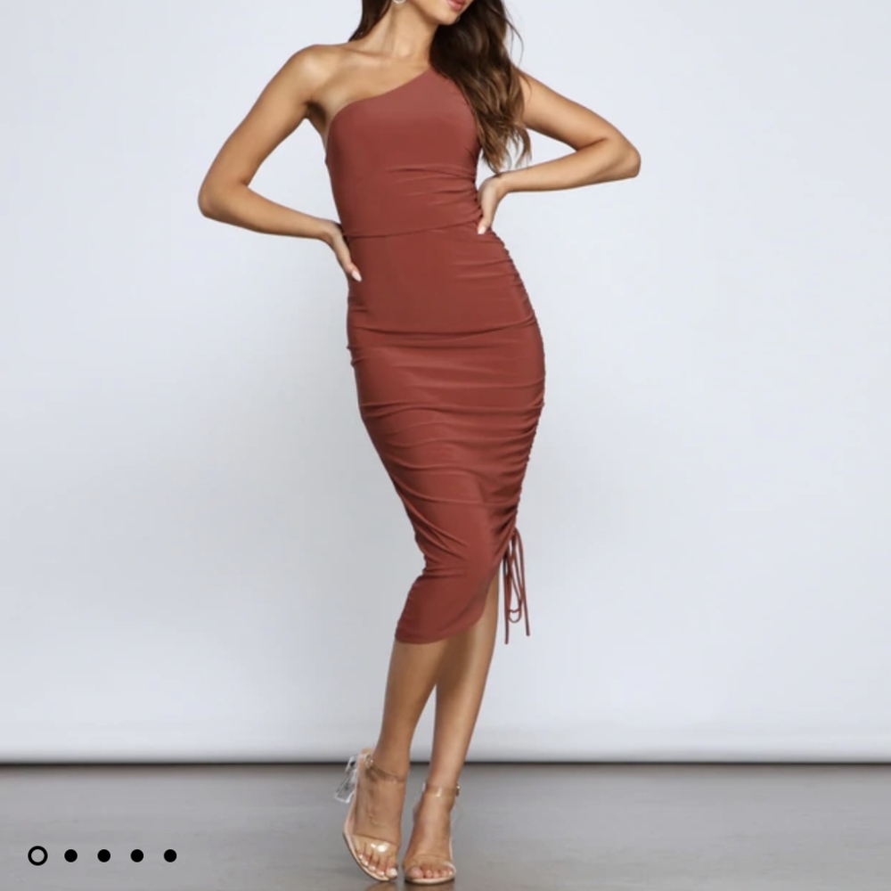 New! Windsor Eve One-Shoulder Ruched Midi Dress Size small.Sultry and stunning